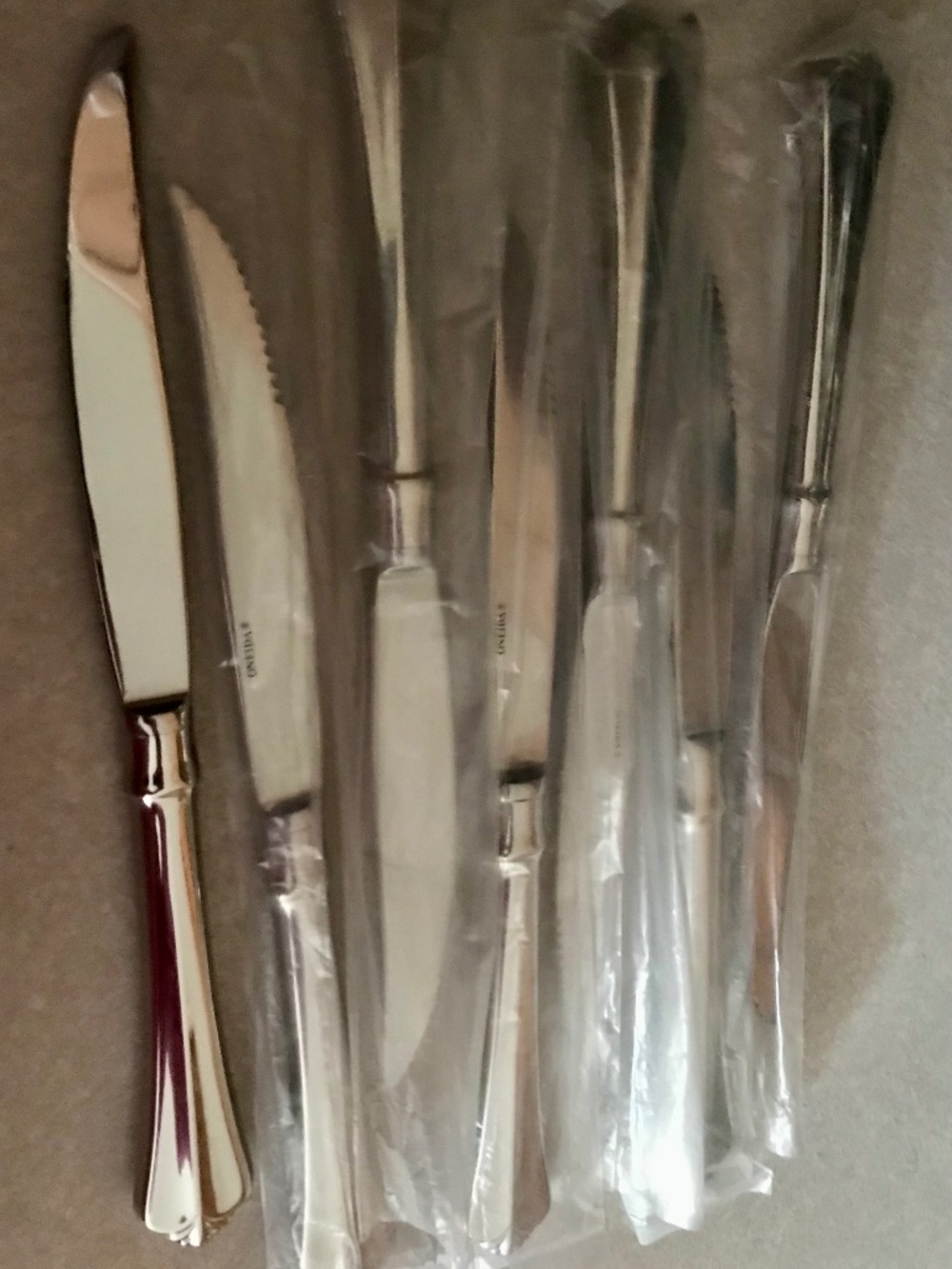 Oneida New serrated Steak knives set of 6 +1 bonus